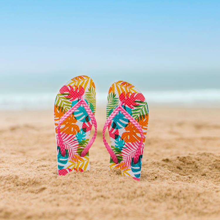Chanclas en la playa