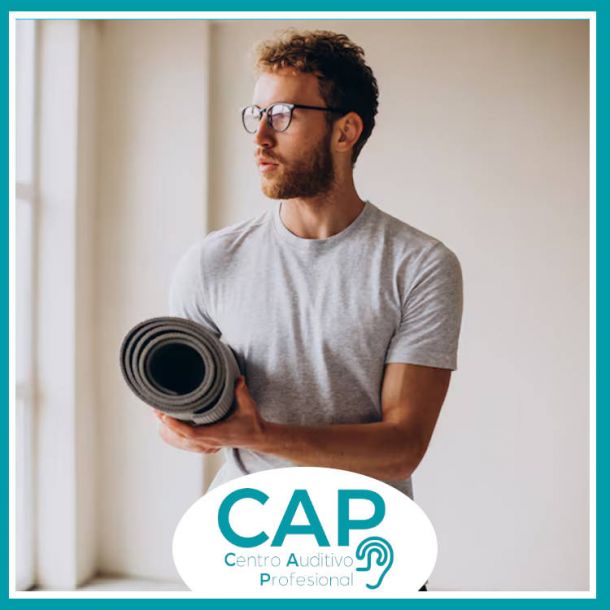 Hombre haciendo yoga