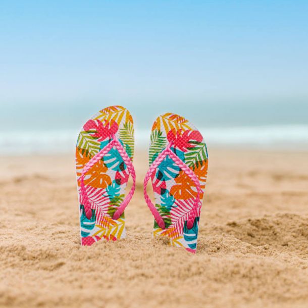 Chanclas en la playa