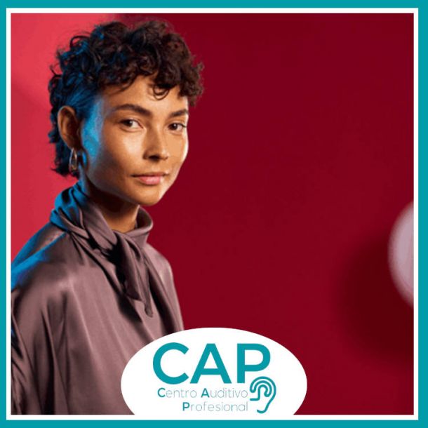 Mujer con audífonos ReSound Vivia